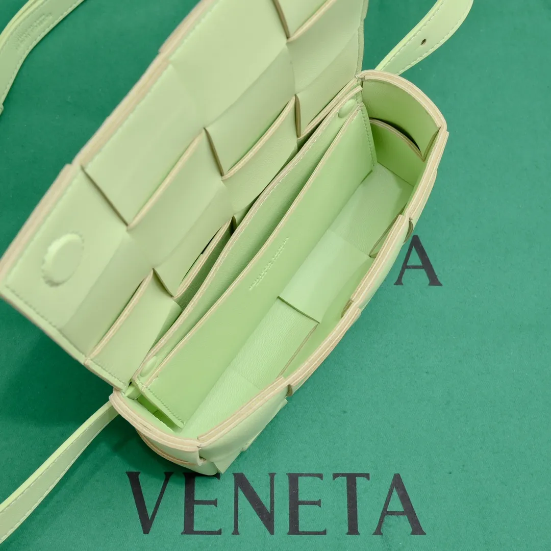 #𝐓𝐇𝐄 𝐁𝐄𝐋𝐓 𝐂𝐀𝐒𝐒𝐄𝐓𝐓𝐄 Checkered waist bag🔻 The hot cassette has a new style. The lambskin material is very light and has the same high-grade touch as always. It can be used as a handbag, waist bag, crossbody, or shoulder bag. Small and exquisite but very easy to use, it is stress-free to install iPhone plus, 💄lipstick 🕶️sunglasses! It continues the square shape of the cassette bag and does not deform after loading. It has a very concave shape! 【6815#】 Size: 17.5*9.5*5cm